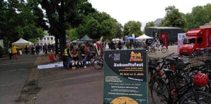 Stadtfest mit Ständen, Fahrrädern und Besuchern im Park